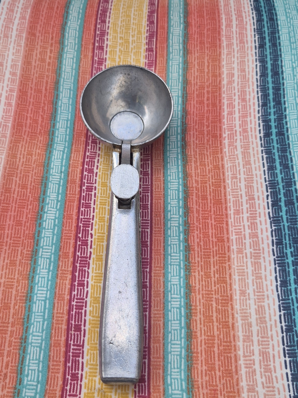 Vintage Metal Ice Cream Scoop in Silver